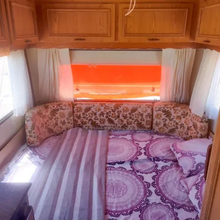 Independent Retro Caravan 2 By The Beach Kemping